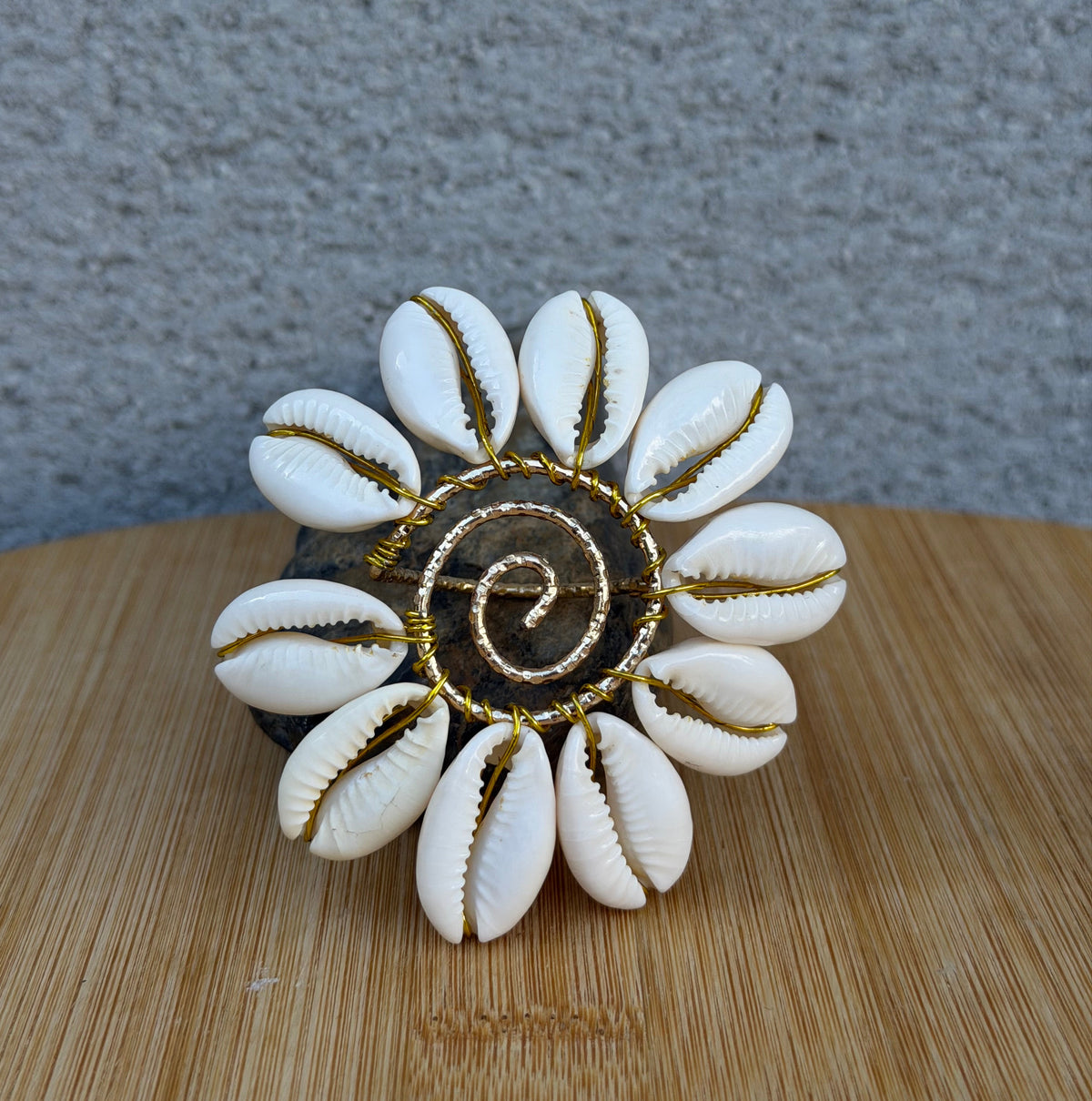 Grande bague fleur en cauris artisanale – Ajustable